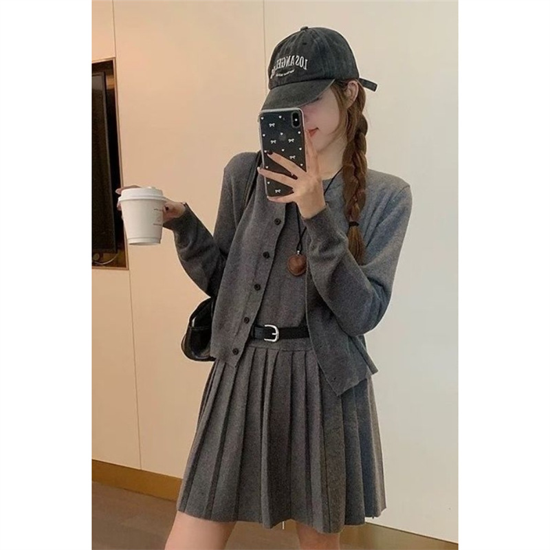 两件套秋冬季新款套装裙女针织百褶裙开衫背心连衣裙设计感毛衣裙