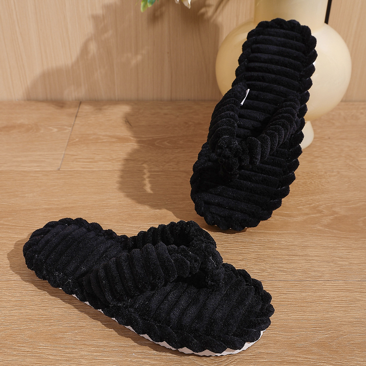 Zapatillas de pelusa suave para mujeres 2026 verano en el hogar confortable zapatillas de fondo plano hotel para invitados espesar zapatillas de baño para mujeres