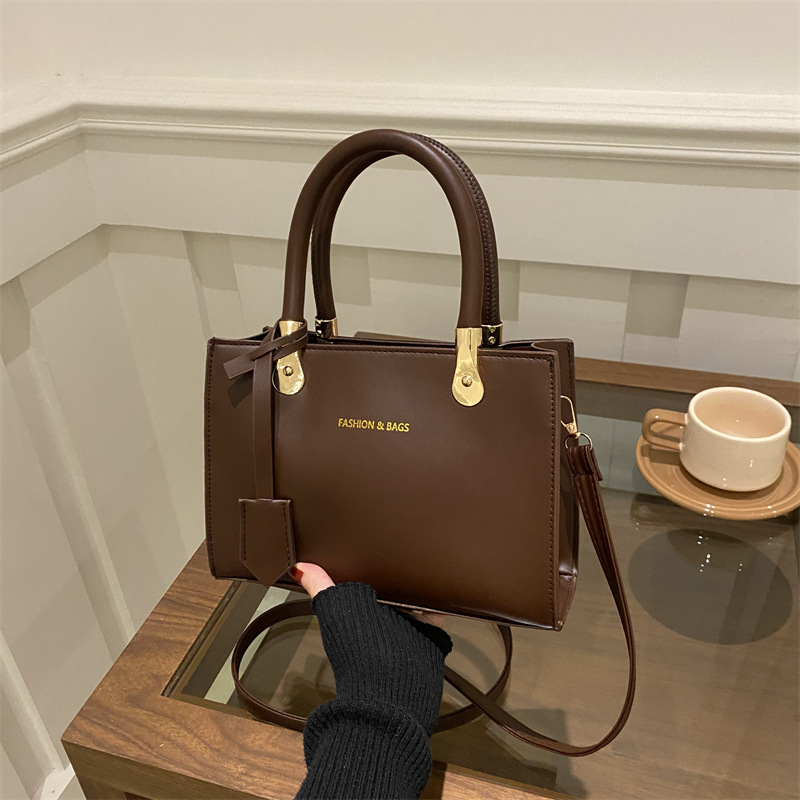 Bolso de mano para mujeres 2024 nueva moda de invierno para viajar bolso cuadrado bolso especial de aire extranjero bolso de hombro simple de viento