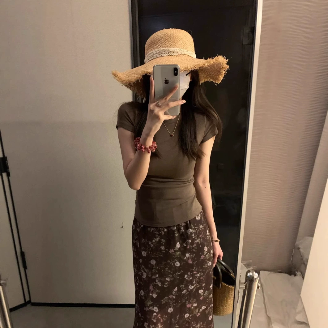 Нишевый простой топ кофейного цвета, футболка с короткими рукавами на правое плечо, женская летняя юбка с цветочным принтом, длинная юбка, праздничный стиль, комплект из двух предметов