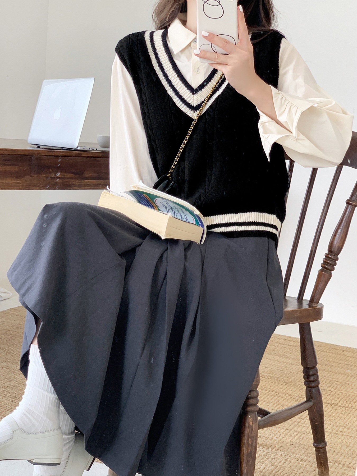 College-Stil kontrastierende Farbe V-Ausschnitt Strickweste für Frauen im frühen Frühjahr, 2024 neuer Stil, oben gestapelt, kann_voghion.com