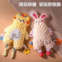新生児のおもちゃの赤ちゃんはタオルをなでます。0-6月に赤ちゃんは口に入れて噛んで寝ます。