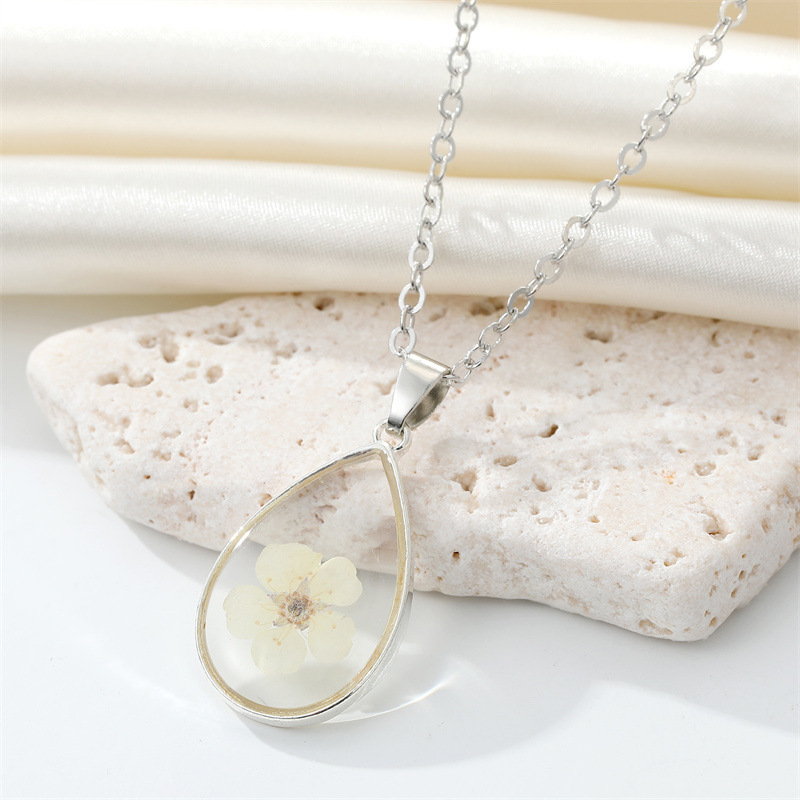 Cross-border Sold Jewelry Drop Shape Transparent Resin Dried Flower Necklace Bohemian Preserved Fresh Flower Starry Clavicle Chain display picture 8