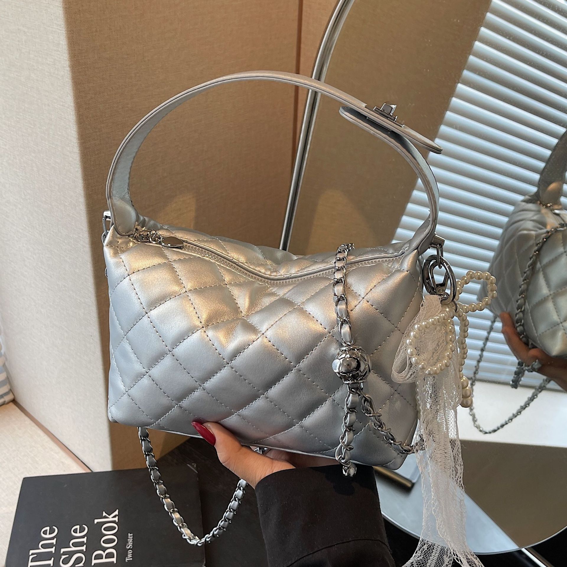 2025 nuevo estilo pequeño fragante bolso de alta gama bolso Lingge bolso de mensajero de un solo hombro de cadena de nicho de moda de todos los partidos