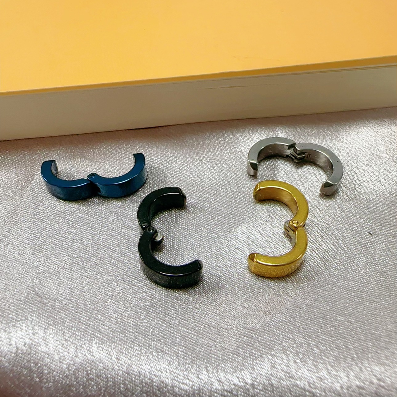 Moda coreana de acero de titanio no decoloración orejas sin agujeros de orejas para hombres orejas orejas mujeres pendientes transfronterizos europeos y estadounidenses orejas al por mayor