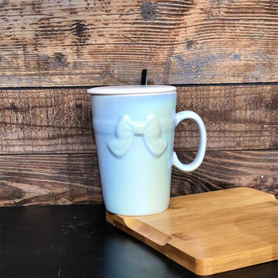 Luz y lujo brillante relieve arco taza con cubierta cuchara taza de cerámica