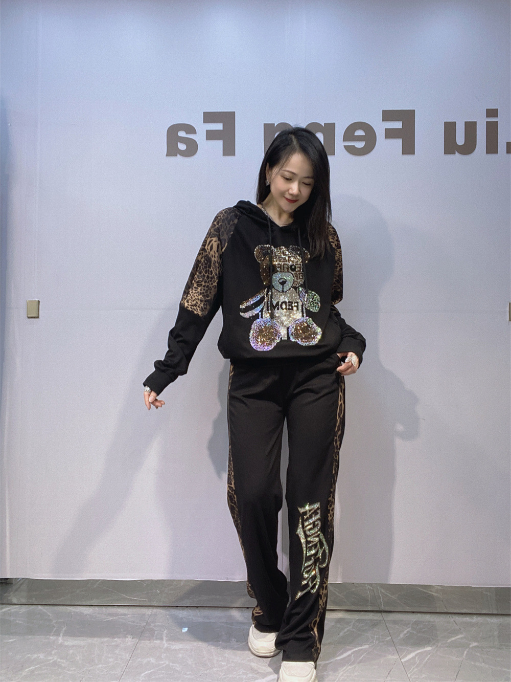 Un conjunto completo de estampado de leopardo con ropa de mujer europea, chaqueta encapuchada de mangas largas + pantalones, nuevo conjunto de primavera y otoño