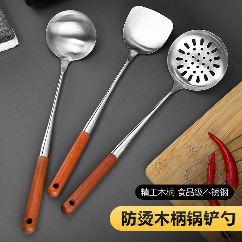 台所のステンレス料理のスプーンは家庭用のシャベルをかき集めます。|undefined