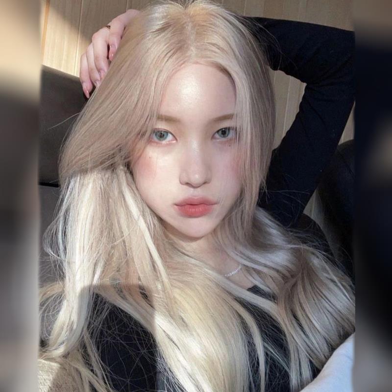 Xingcheng Peluca de mediana longitud femenina pelo largo femenino Grupo Rosa mismo estilo blanco dorado moda pelo largo recto cubierta de cabeza completa