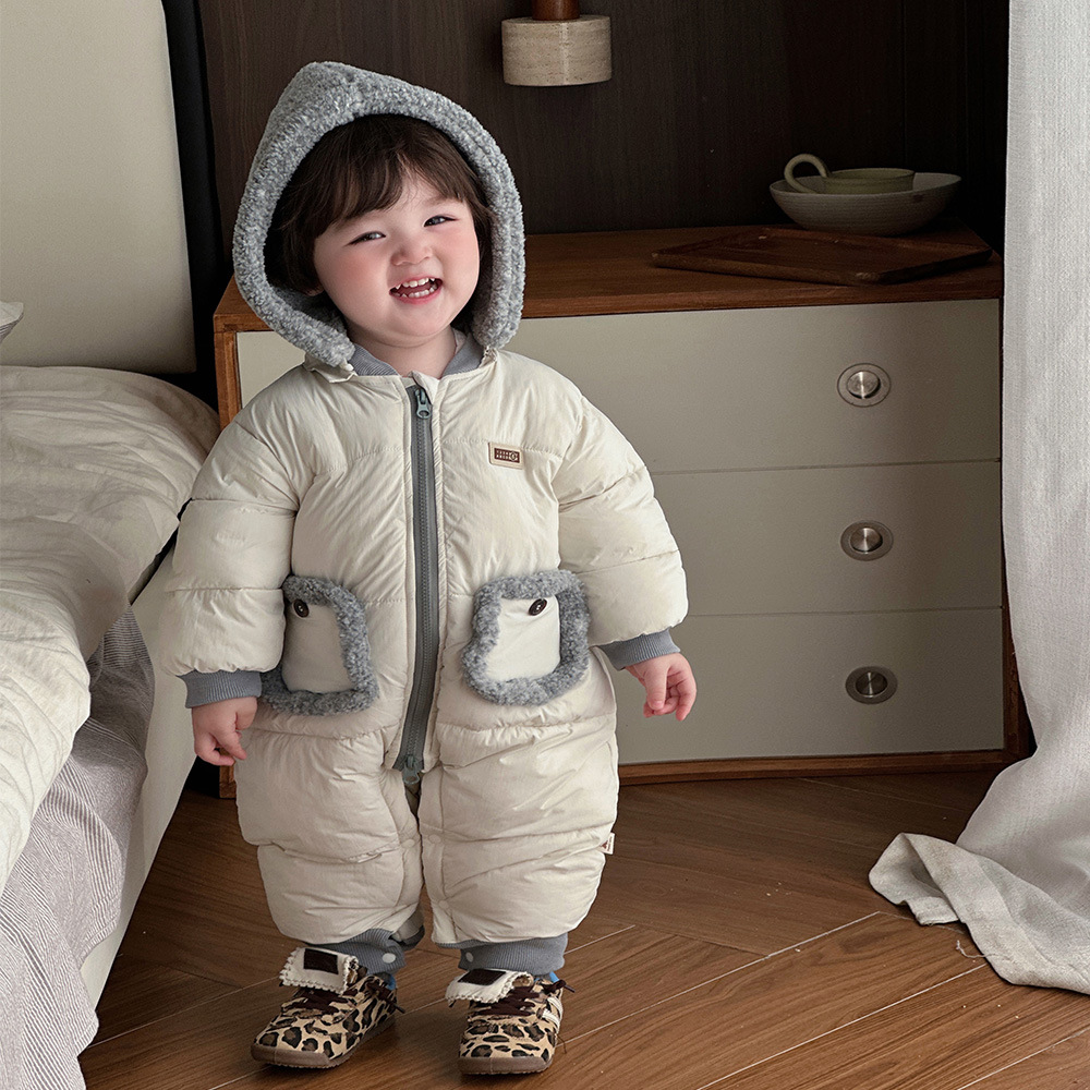 2024 nuevo invierno bebé coreano bolsillo de costura estilo occidental bebé grueso cálido cómodo abrigo de algodón de una pieza suave