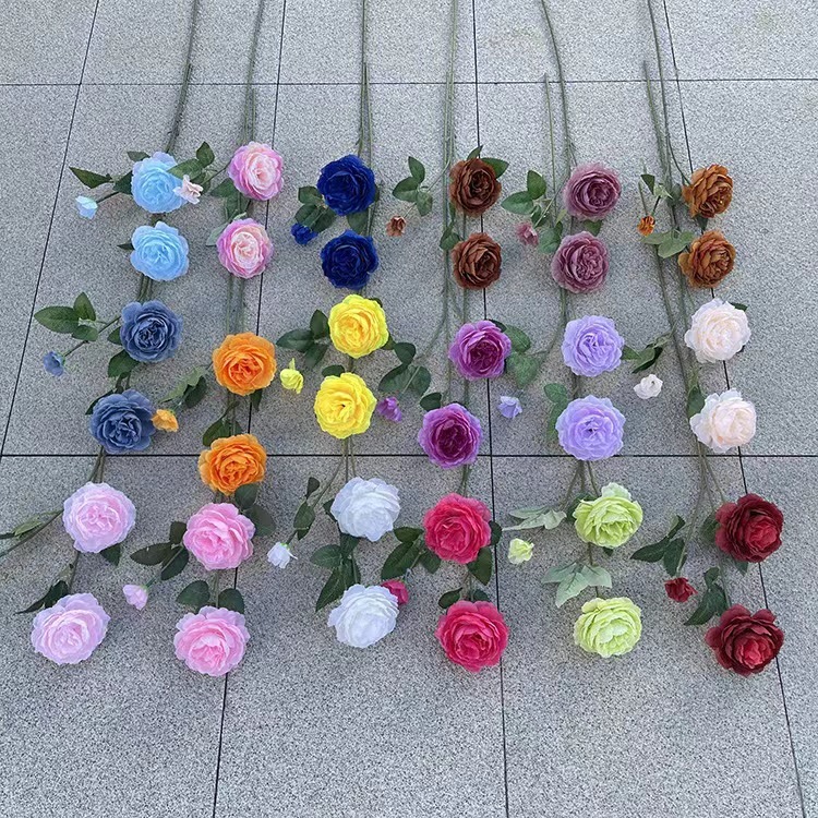 洋牡丹の造花は花の家庭の客間に花束を飾っています。|undefined