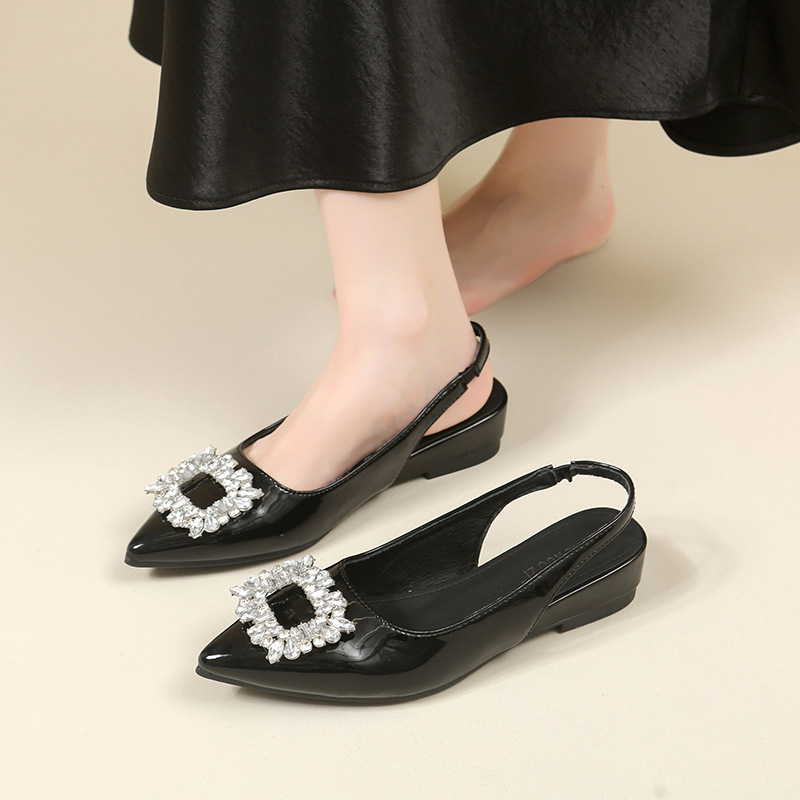 Famous estilo de estilo de mujer de estilo de diamante de botón cuadrado, sandalias de punta punta, nuevo temperamento de verano, zapatos de talón único con base plana, tamaño grande