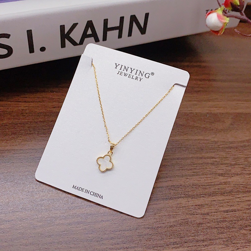 금색 판재 흰색 네잎꽃