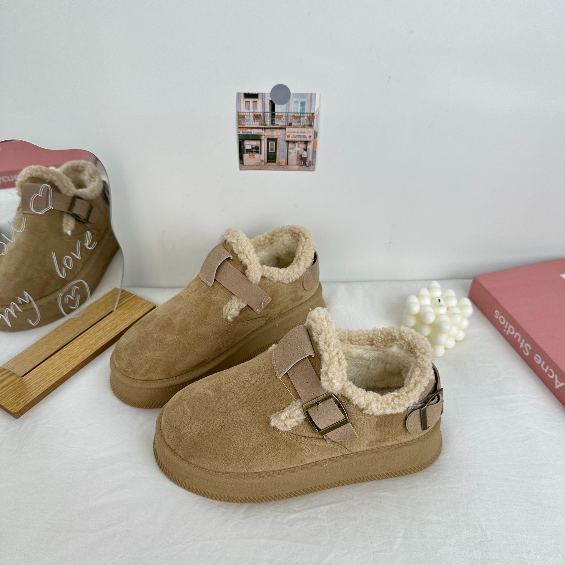 Zapatos de algodón de suela gruesa de invierno de onda lejana 2024 botas cortas de punta media más terciopelo Botas de nieve para mujer de nicho de todo fósforo