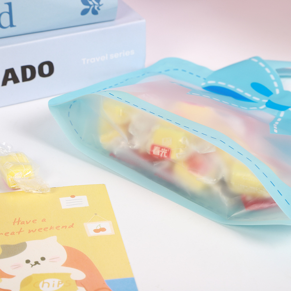 El fabricante personaliza la bolsa de regalo de cumpleaños del jardín de infantes, la bolsa de regalo de mano, la bolsa de dibujos animados y la bolsa de embalaje de lazo de varias especificaciones.