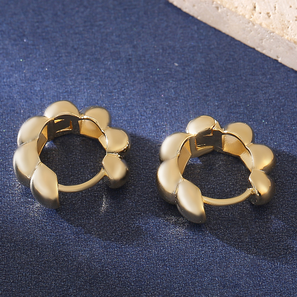 Französische Vintage-Ohrringe mit floralem Metallmuster für Damen, koreanische schlichte und elegante, vielseitige Ohrringe mit Persönlichkeitscharakter_voghion.com