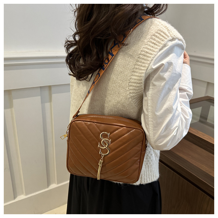 A stylish Korean-style wide shoulder strap small bag for women in the autumn of 2024, a niche design and versatile camera bag, an ins crossbody small square bag undefined