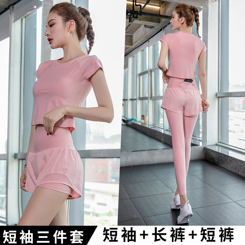 Trajes deportivos de yoga para mujeres verano nuevo 2025 nuevo abrigo con cojín de pecho secado rápido falso dos pantalones comercio exterior