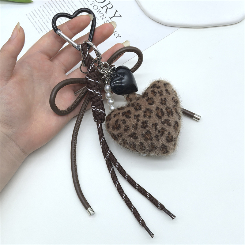 Estampado de leopardo de peluche marrón con amor