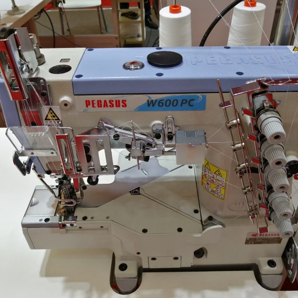 Venta al por mayor Japón Pegasus marca ordenador tangente automática pequeña cabeza cuadrada tres aguja cinco hilo Costura máquina del coche