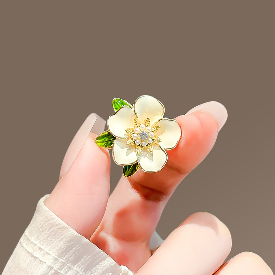 Gardenia flower anti-light brooch women's high-end sense high-end pins anti-light buckle high-end clothes corsage accessories wholesale