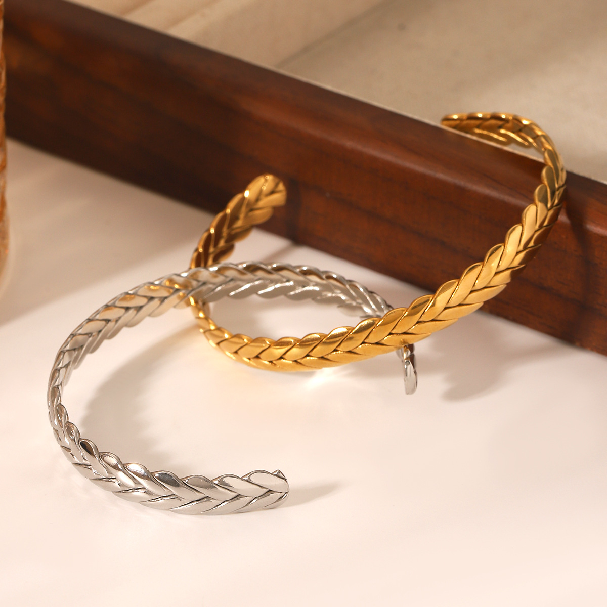 Brazalete abierto de espiga de trigo de acero inoxidable europeo y americano transfronterizo para mujer, pulsera de acero de titanio simple y de alta calidad, joyería de todo fósforo que no se desvanece