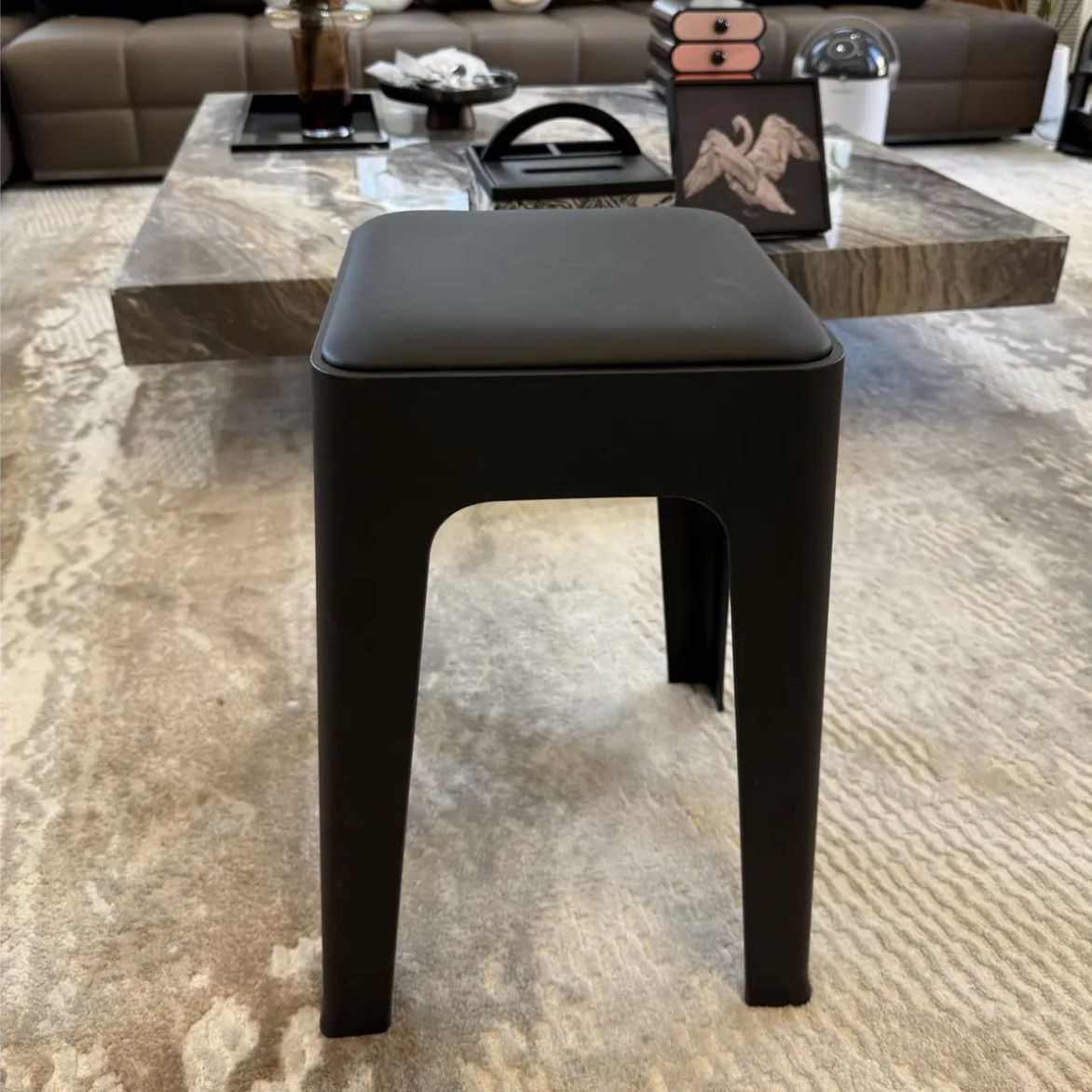 Taburetes de plástico, taburetes de paquete blando extra grueso, taburetes de paquete blando, taburetes cuadrados, taburetes de mesa de comedor modernos y simples, bancos altos.