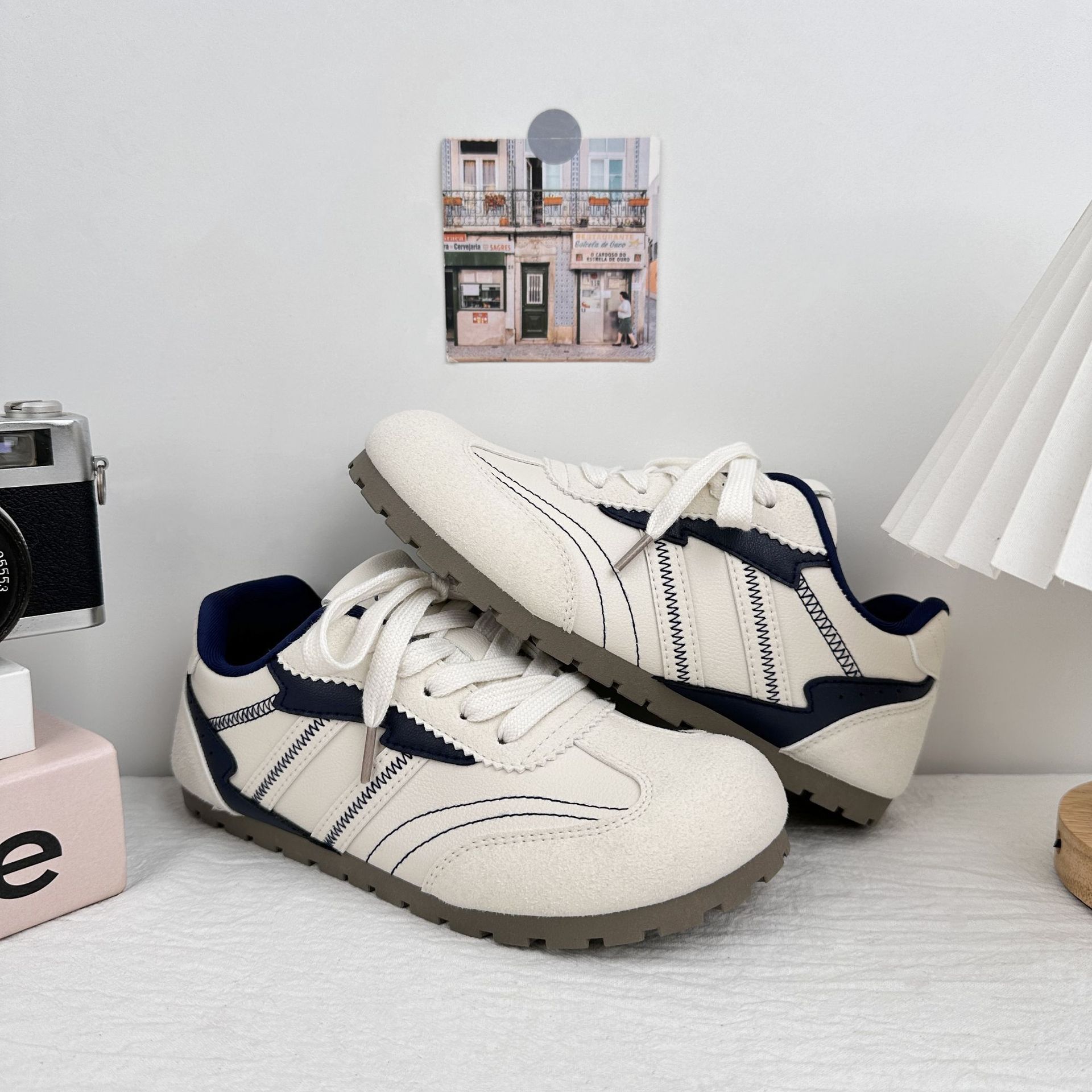 Zapatos de entrenamiento de mujeres Yuan Bo De2025 verano nuevo estilo explosivo con falda, zapatos casuales de suela blanda, zapatos blancos pequeños