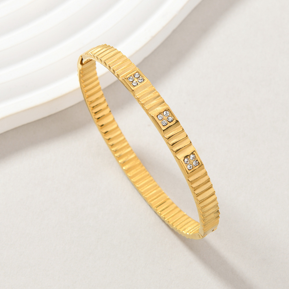 Venta cruzada de pulseras de presión de diamante de presión de aceite simple lujo ligero universal acero de titanio no se desvanece pulseras mujeres al por mayor