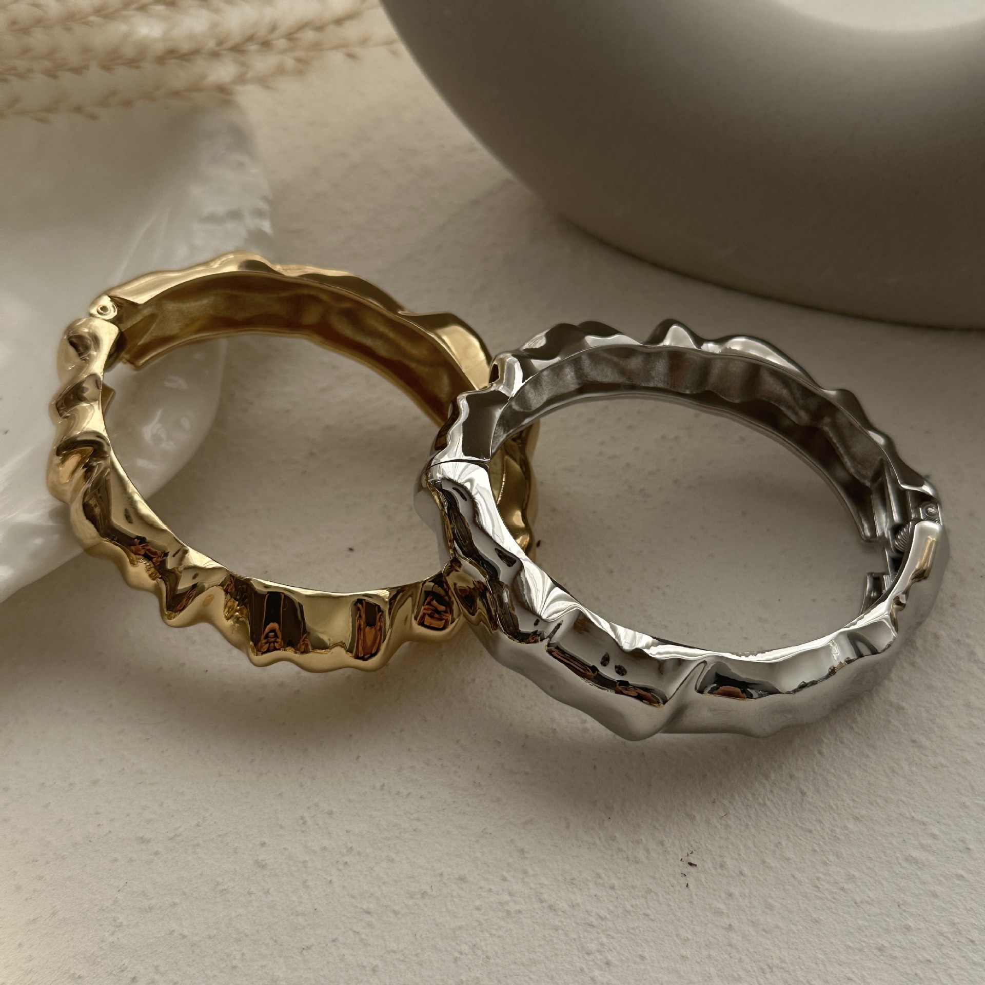 56g Weight Bangle Classification Alloy Chain Material 1 Piece Quantity Daily Occasion Alloy Material Solid Color Pattern Women's Gender Plating Design Exaggerated, Simple Style Style Exaggerated Simple Style Solid Color Alloy Bangles Wholesale 19