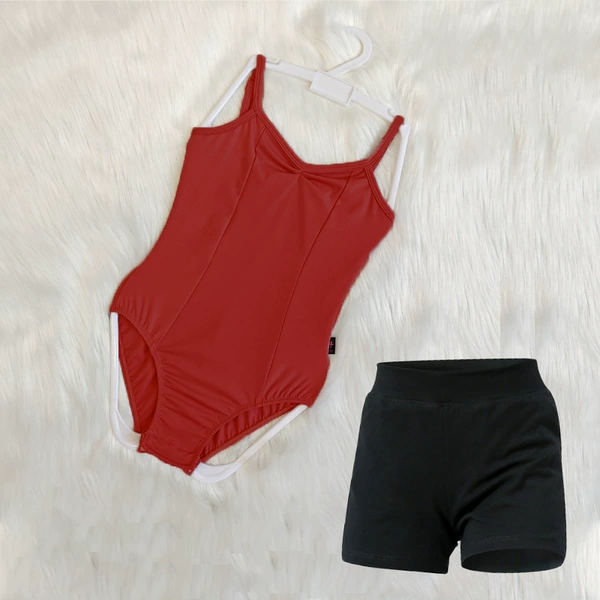 Mist red suspender + wide-mouth three-quarter pants