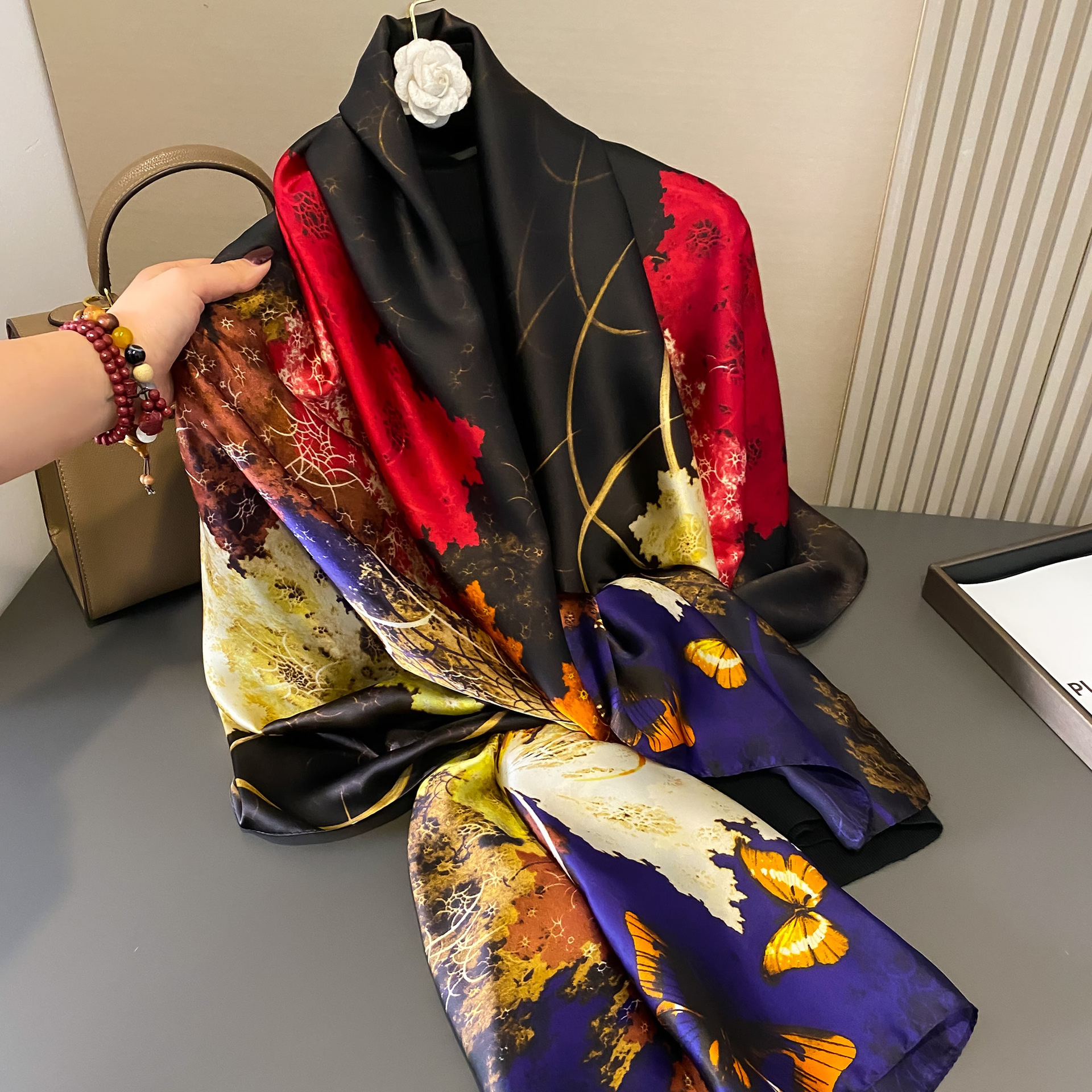 Verano famoso bufanda de seda de mora de alta gama chal alargado impreso de las mujeres desgaste exterior bufanda de seda artificial Toalla de playa protección solar