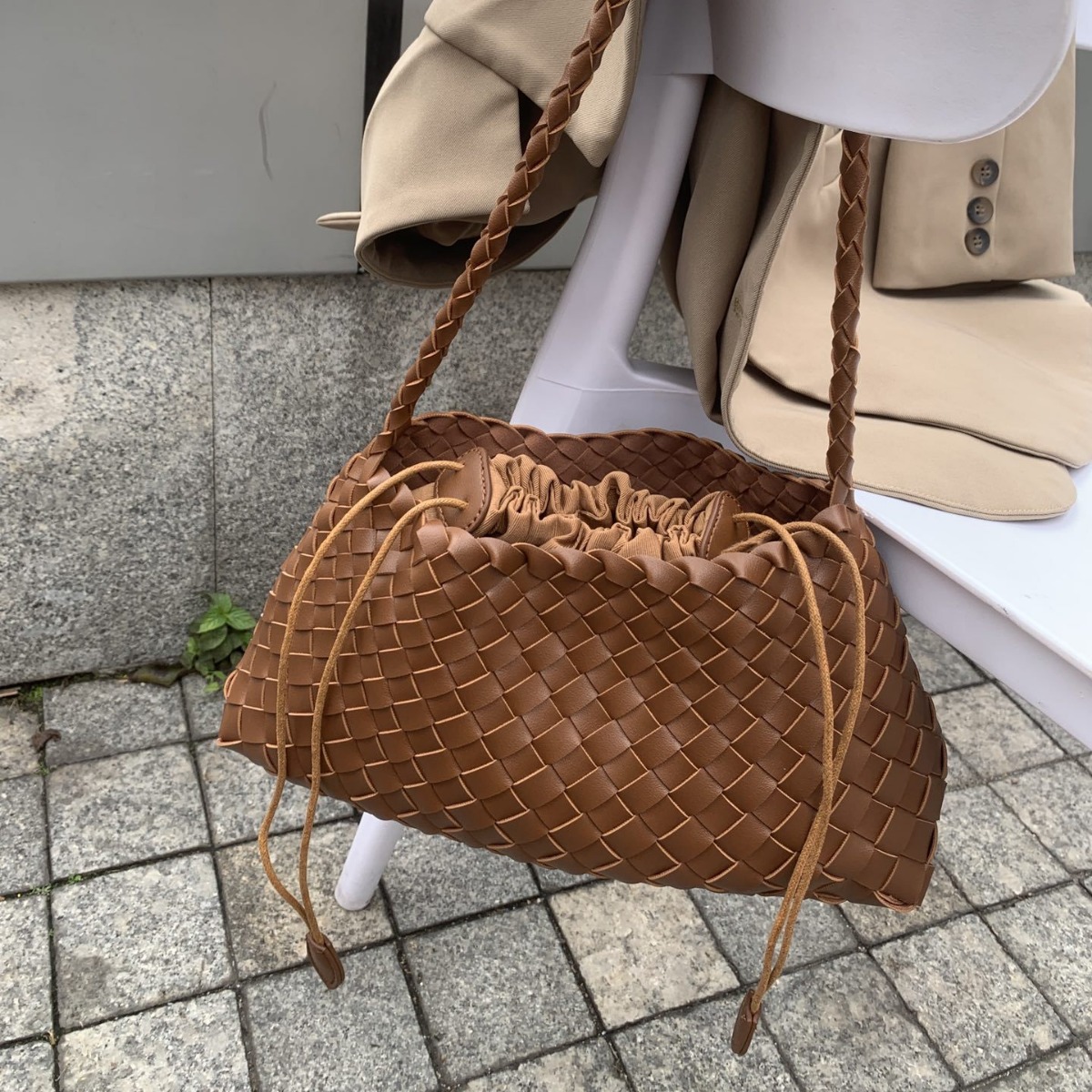 Hand-woven summer beach holiday shoulder underarm bag 2024 spring and summer new portable vegetable basket women's bag