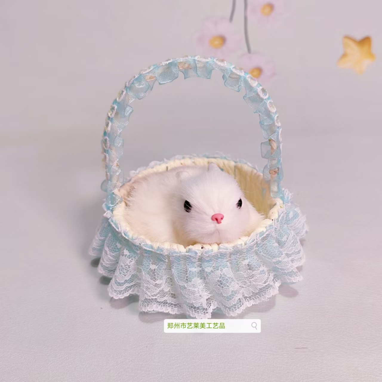 파란색 레이스 바구니 토끼