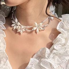 ニッチなハイエンドデザインの立体的なパールフラワーネックレス、手作りのビーズの花びら、二層の鎖骨チェーンネックレス