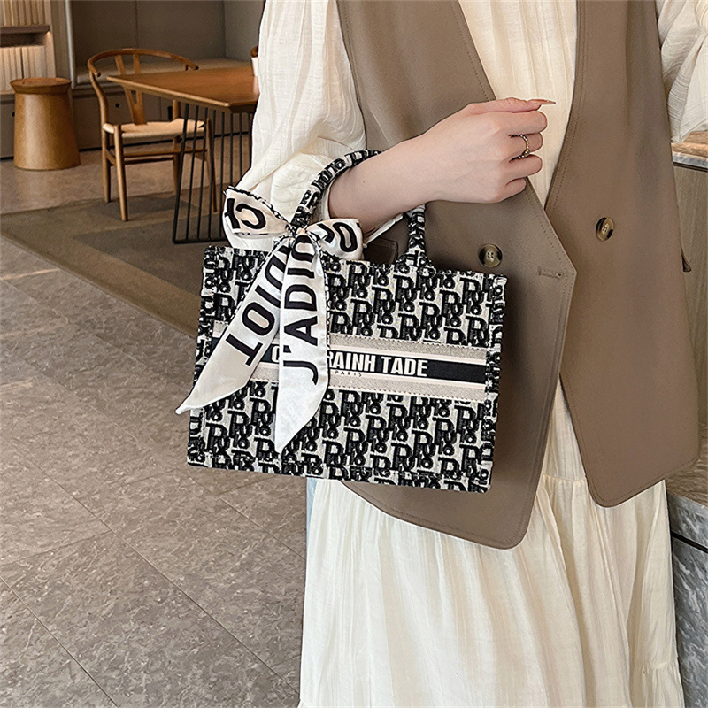 Bolsa de mano tipo satchel al por mayor de Baigou para mujer 2025 nueva moda europea y americana con letras impresas de gran capacidad.