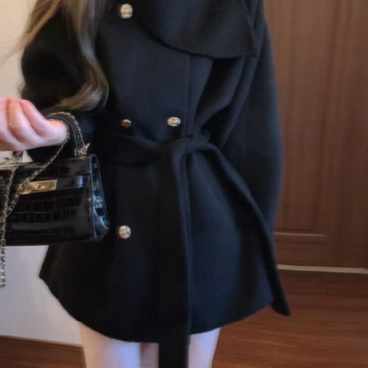 Black Hepburn-style short woolen cape coat for women, autumn and winter, thickened, 2026 new model, high-end feel coat