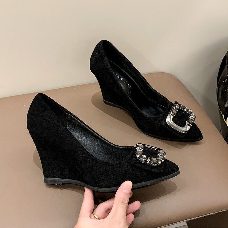 2025百搭秋季高跟工作鞋43码时尚水钻新款女鞋尖头黑色坡跟单鞋女