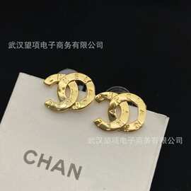 批发现货小香家字母双C光面金色耳钉女简约百搭刻印正确字母耳环