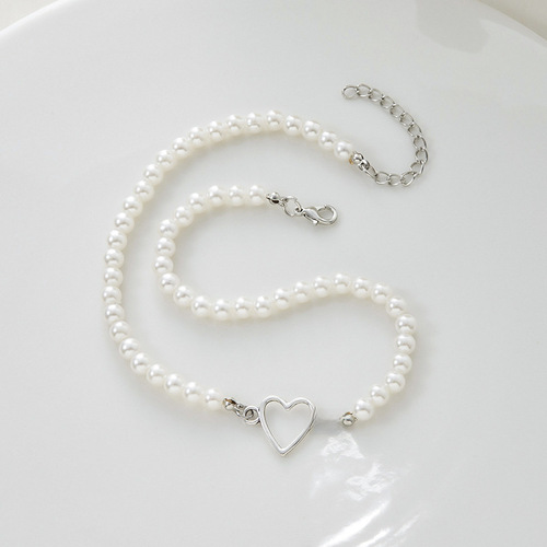 ins style hollow heart pendant creative simple French retro pearl necklace design high-end clavicle chain wholesale 
