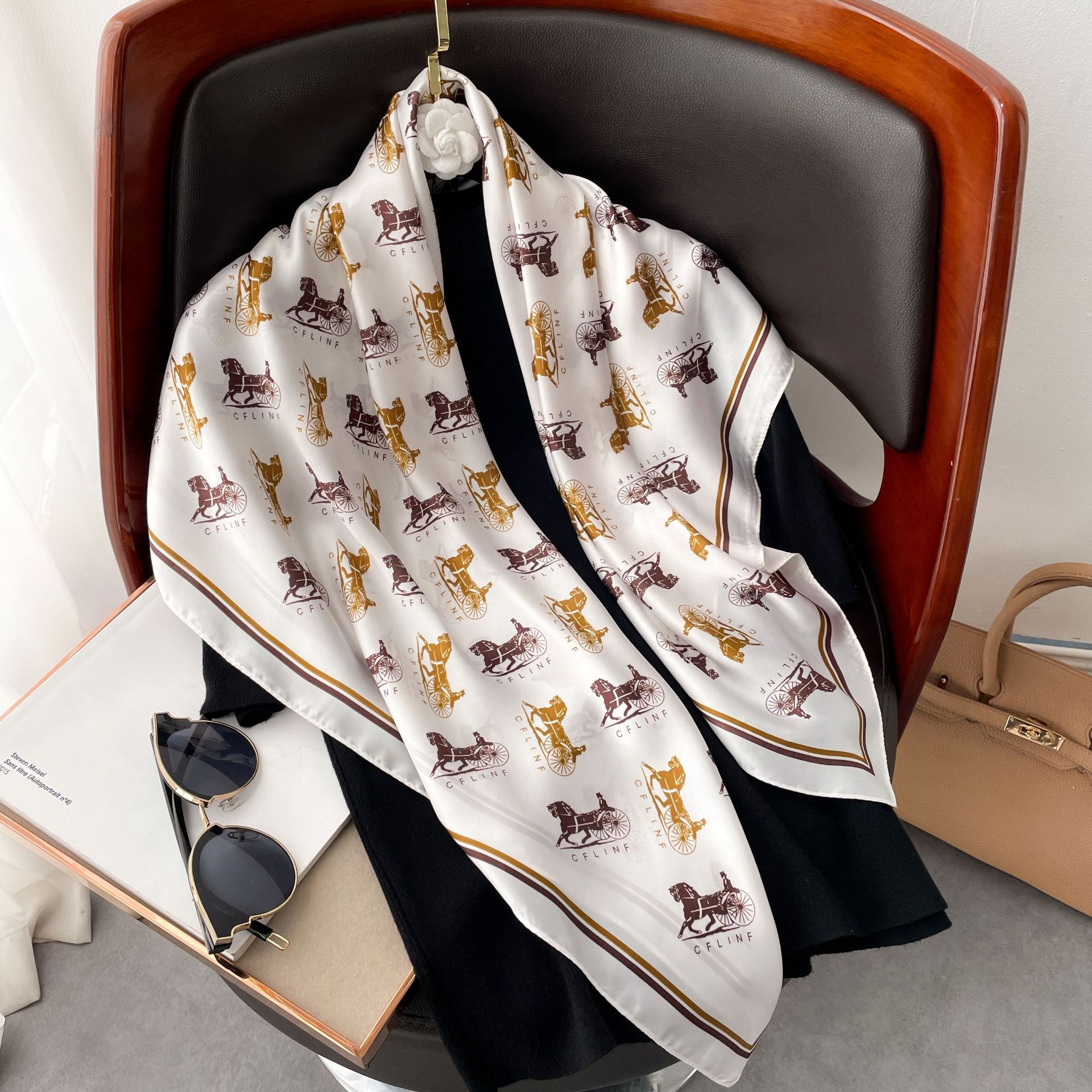 Foulard quadrato donna in raso effetto seta sciarpa stampata_voghion.com