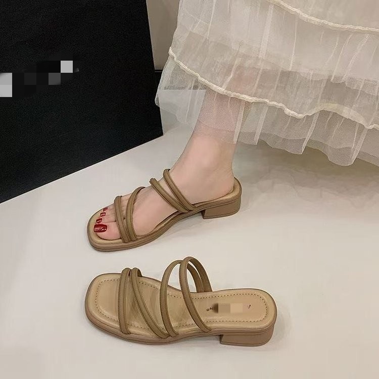 Dos sandalias francesas de noche para mujeres 2026 verano nuevo estilo coreano cinturón delgado hadas suaves zapatillas de talón grueso para usar