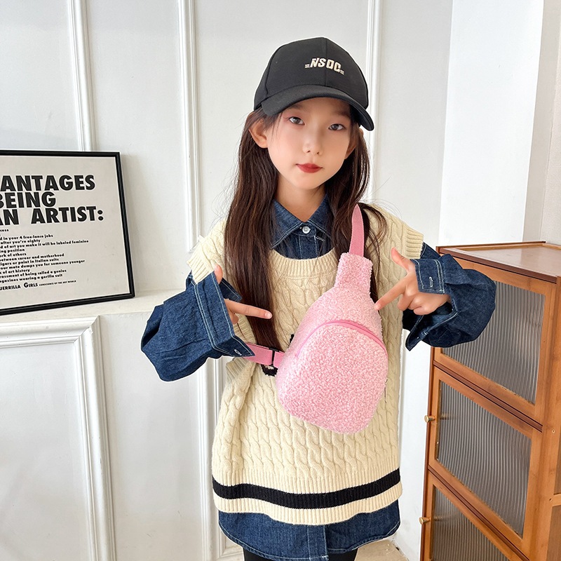 Bolsa de pecho de peluche coreana para niños y niñas simple color sólido mini bolso de mochila para niños otoño y invierno 2025 nuevo bolso infantil