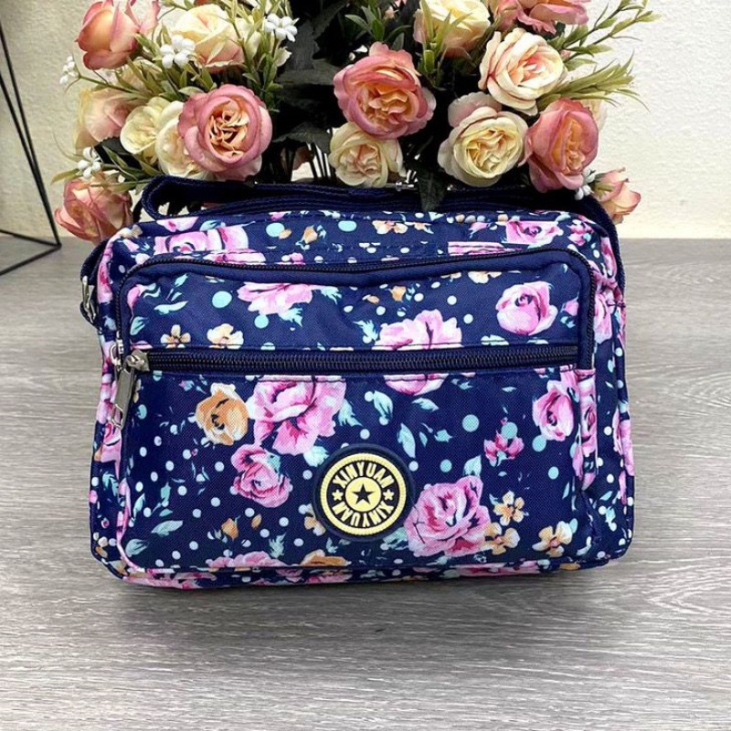 파란색 배경 장미