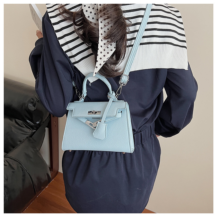 This year, a new women's casual summer single-shoulder crossbody bag with a niche design is in vogue. The hand-held small square bag is popular undefined