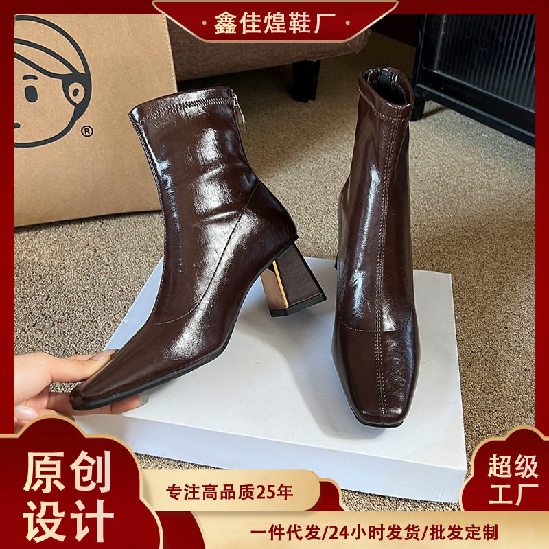 Bốt nữ ngắn cổ gót cao 6–8 cm mũi vuông khóa kéo sau dáng ôm chân — Màu nâu (lớp lót nhung), Màu đen (lớp lót nhung)