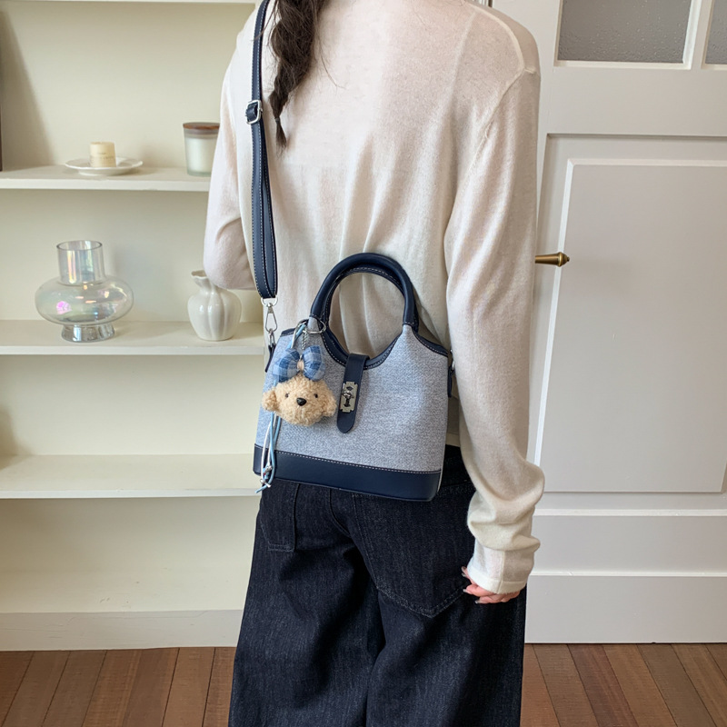 Bolsa de mano de color chocante para mujeres 2026 nueva moda versátil bolso de cubo de verano mochila de viaje