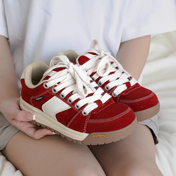 Pequeños zapatos casuales rojos verano y otoño de 2025 nuevos zapatos de entrenamiento de alta calidad para mujeres zapatos de pan suaves diarios
