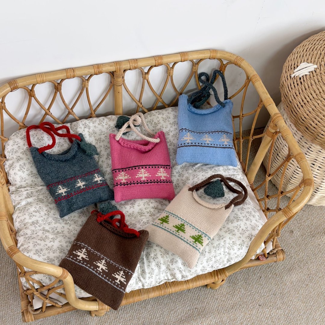 Cross-border Christmas-themed autumn and winter 26-color contrast knitted crochet fashion children's double-strap crossbody bag coin purse accessory