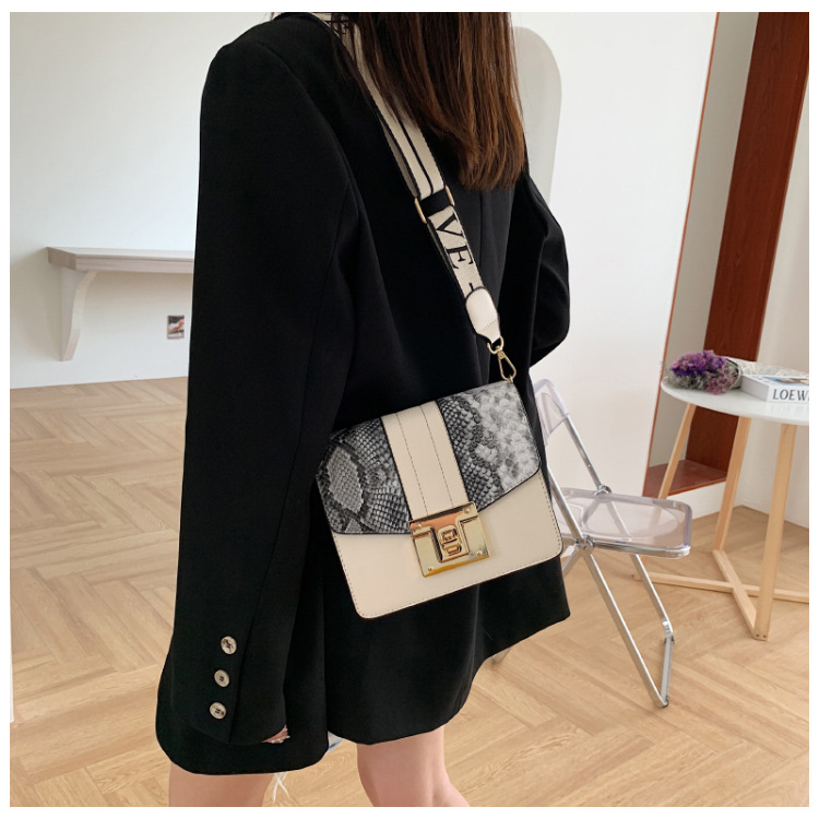 Wholesale Color Matching Snakeskin Pattern Wide Shoulder Square Bag Nihaojewelry display picture 5